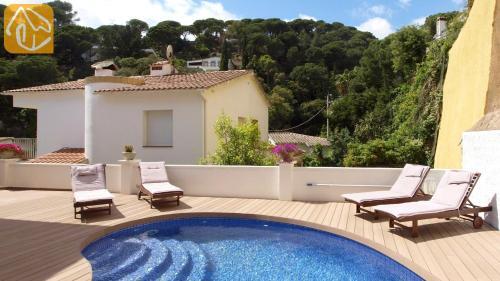 Lloret de Mar Villa Sleeps 6 Pool Wifi