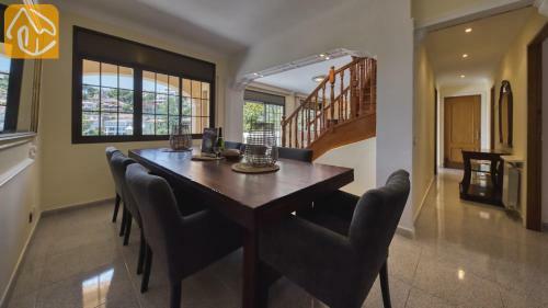 Lloret de Mar Villa Sleeps 12 Pool Wifi