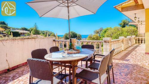 Lloret de Mar Villa Sleeps 6 Pool Wifi