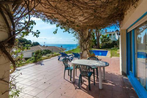 Lloret de Mar Villa Sleeps 6 With Pool And Free Wifi