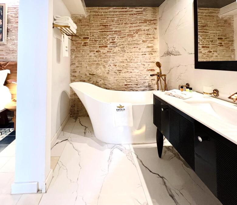 Anahita Boutique Hotel