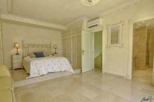 20001 - Exquisite Villa 50m To Beach