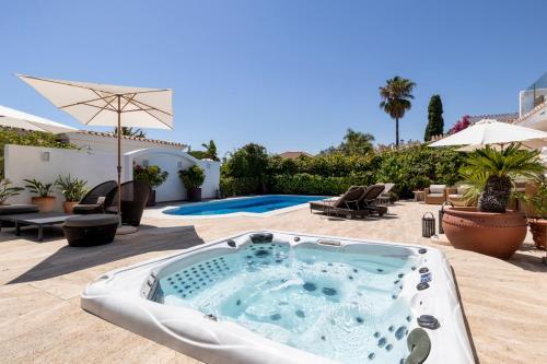 Las Chapas Villa Sleeps 14 With Pool And Air Con