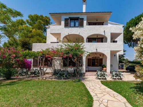 Small Building With 4 Apartments Close To The Beach
