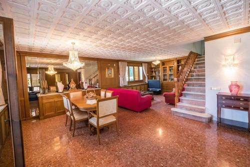 Pineda de Mar Villa Sleeps 10 Pool Wifi