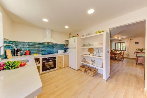 Villa In Pollenca Sleeps 8 Includes Swimming Pool And Air Con 6