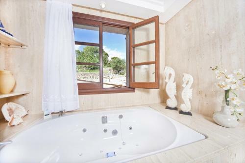Selva Villa Sleeps 8 With Pool Air Con And Wifi
