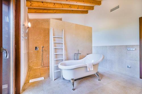 Selva Villa Sleeps 6 With Pool And Air Con