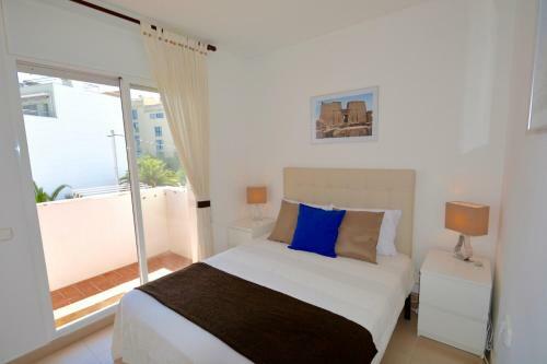 Aqua Large 3 Bed Apartment Looking On To The Beach