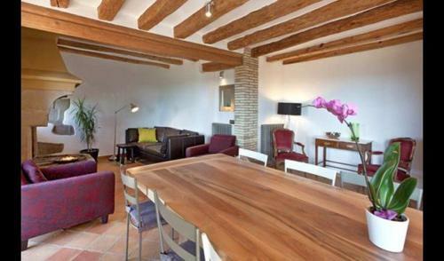 Tiurana Villa Sleeps 20 With Pool And Air Con