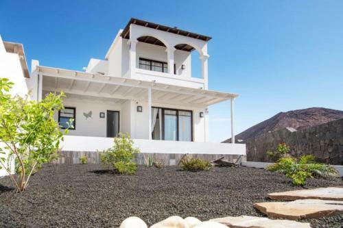 Inviting 3-bed Villa In Playa Blanca With Great Se