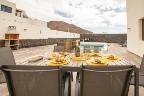 Inviting 3-bed Villa In Playa Blanca With Great Se