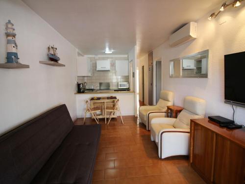 2 Bedroom Apartment Within Walking Distance To The Beach