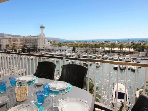 Spacious Apartment In Empuriabrava With Private Terrace