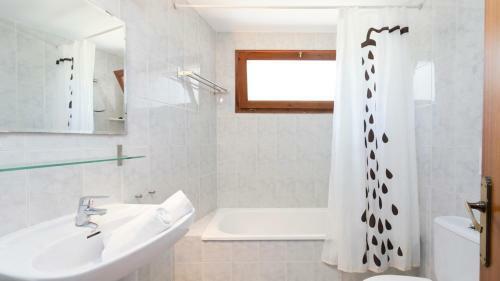 Montbarbat Villa Sleeps 14 With Pool