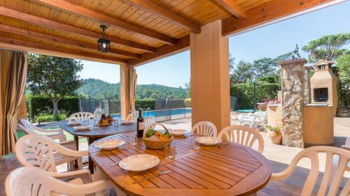 Montbarbat Villa Sleeps 14 With Pool