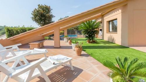 Montbarbat Villa Sleeps 14 With Pool