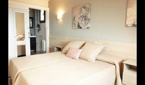 Castellar Del Riu Villa Sleeps 12 With Pool