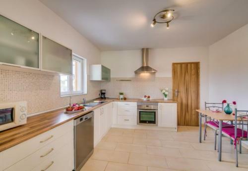 Sa Pobla Villa Sleeps 6 With Pool Air Con And Wifi