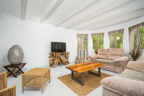 Xabia Villa Sleeps 8 With Pool And Air Con