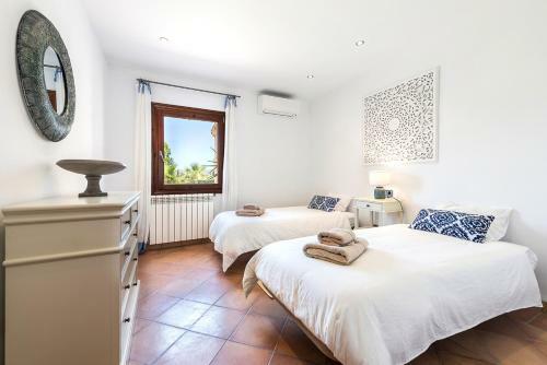 Es Mal Pas Villa Sleeps 10 With Pool And Air Con