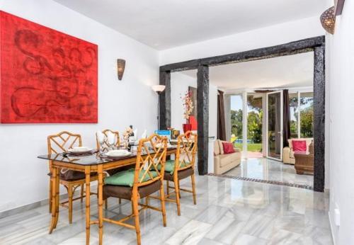Cabopino Apartment Sleeps 4 Pool Air Con Wifi