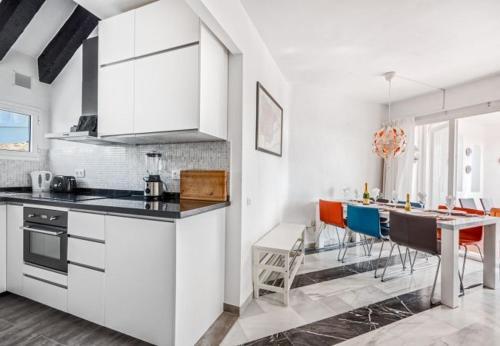 Cabopino Apartment Sleeps 6 Pool Air Con Wifi