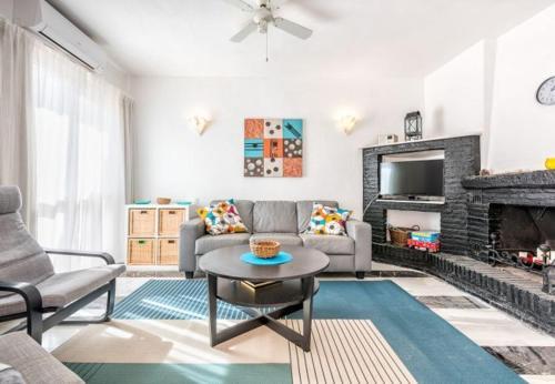 Cabopino Apartment Sleeps 6 Pool Air Con Wifi