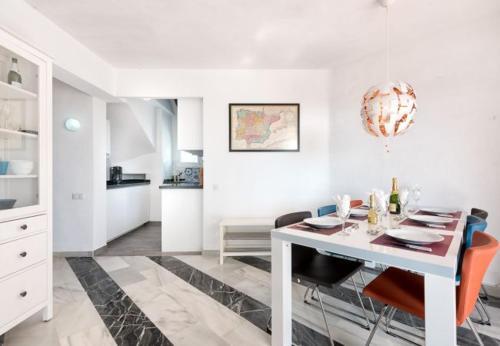Cabopino Apartment Sleeps 6 Pool Air Con Wifi