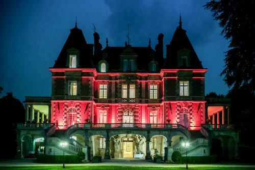 Attainville Chateau Sleeps 27 Wifi