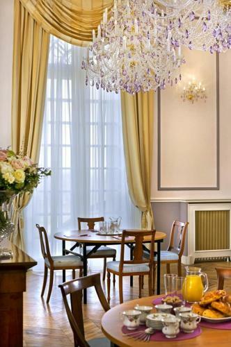 Attainville Chateau Sleeps 27 Wifi