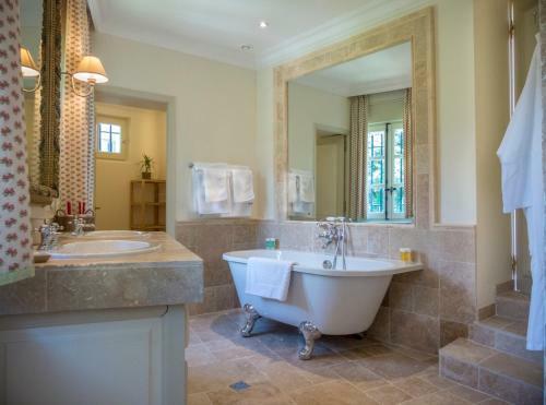 Serres Chateau Sleeps 29 Pool Air Con Wifi