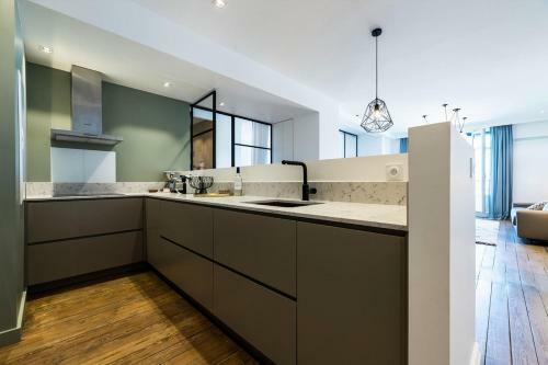 Beachview Keyweek Beachfront Renovated Apartment With Parking In Biarritz