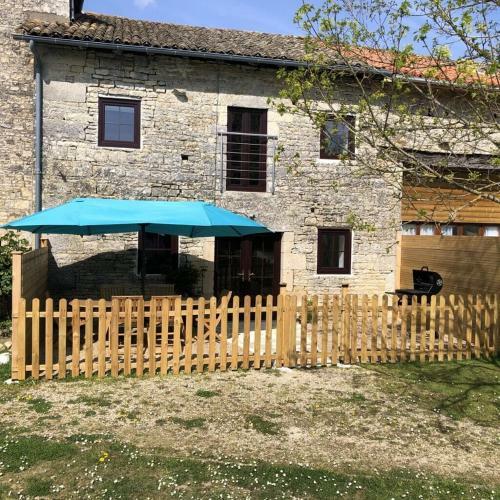 Blacksmiths Cottage In Blanzay - 3 Beds