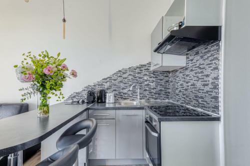 Guestready - Bright And Airy Apartment In Centre Ville