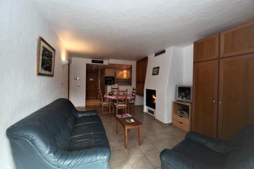 Apartment Ecureuil 200m - Living Room With Fireplace