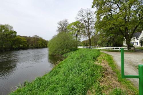 Holiday Home Ch�teauneuf-du-faou - Bre06105i-f