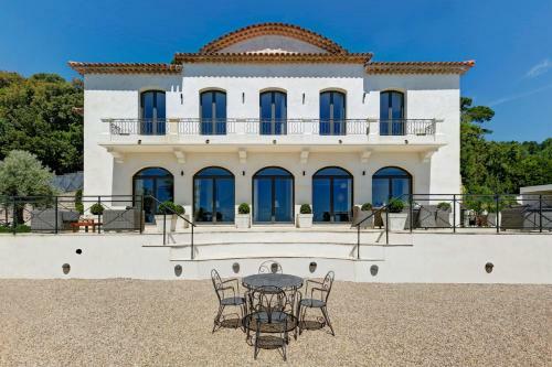 Grasse Villa Sleeps 8 With Pool And Air Con