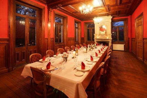 Hallines Chateau Sleeps 26 Wifi