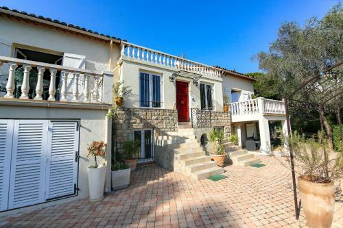 Grand Villa Overlooking Cannes And The Sea.