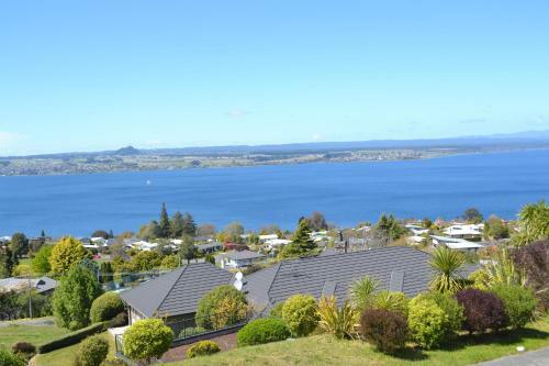 Acacia Bay's Tauhara Sunrise Lodge