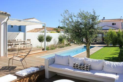 Les Portes-en-re Villa Sleeps 6 With Pool