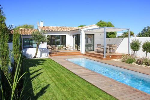 Les Portes-en-re Villa Sleeps 6 With Pool