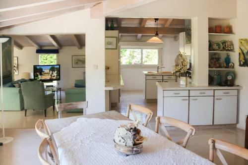 Les Portes-en-re Villa Sleeps 12