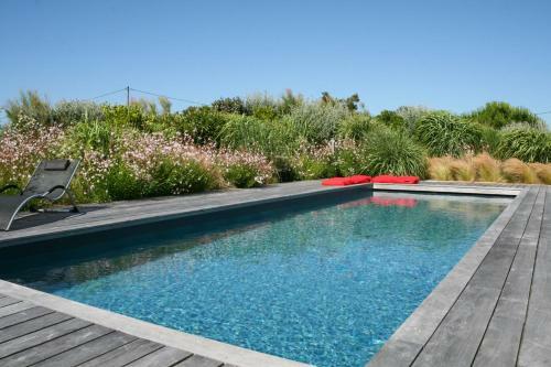 Les Portes-en-re Villa Sleeps 14 With Pool