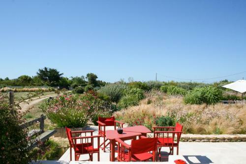 Les Portes-en-re Villa Sleeps 14 With Pool