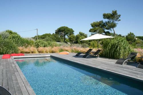 Les Portes-en-re Villa Sleeps 14 With Pool