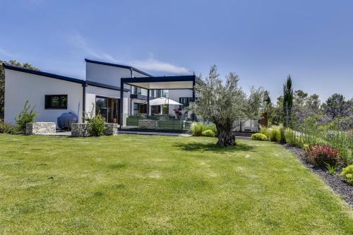 Nimes Villa Sleeps 12 Pool Air Con Wifi
