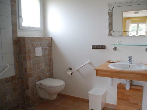Comfortable Villa With Jacuzzi In Montburn-des-corbieres