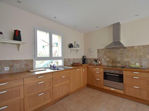 Comfortable Villa With Jacuzzi In Montburn-des-corbieres